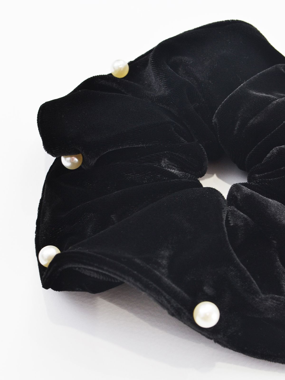 Velvet scrunchie with pearls