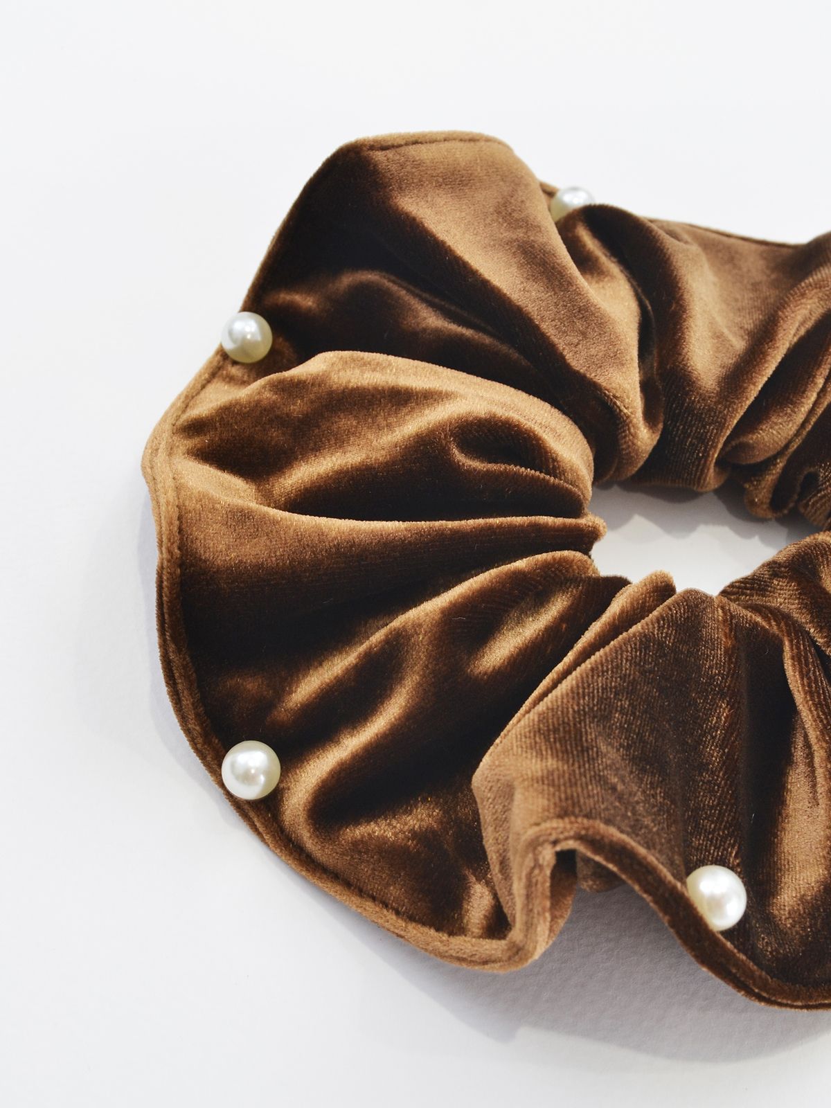 Mat Fashion Scrunchie βελούδινο με πέρλες Καφε