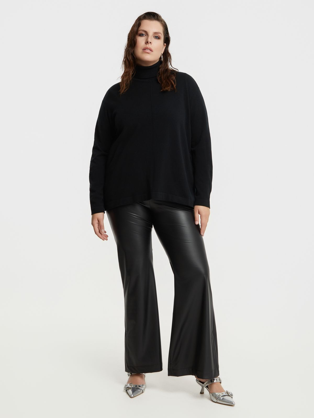 Basic knit turtleneck jumper with front seam detail