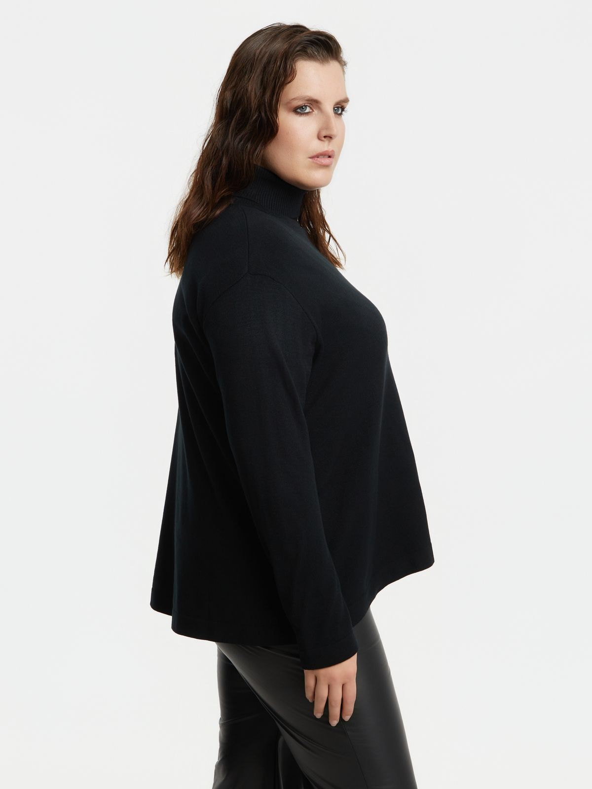 Basic knit turtleneck jumper with front seam detail