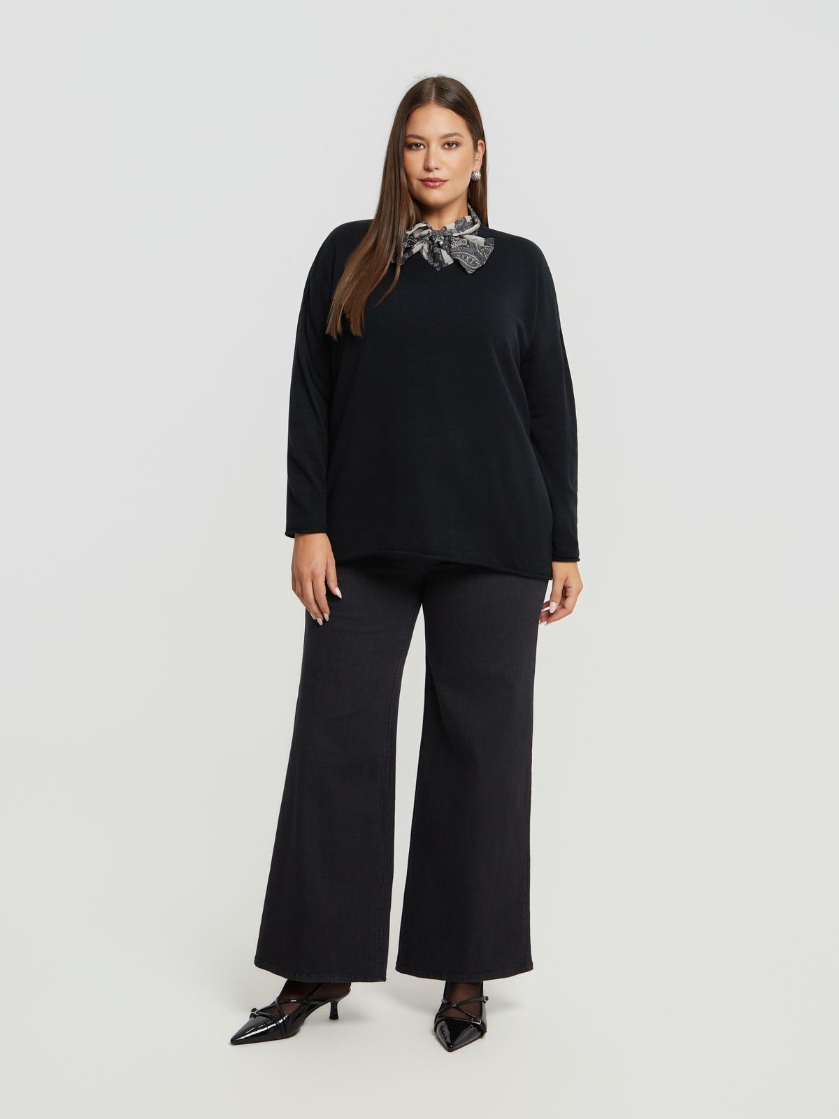 Basic knit V-neck jumper
