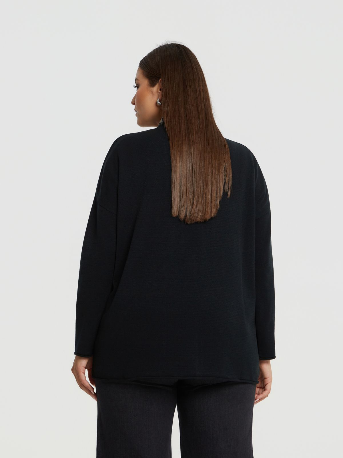 Basic knit V-neck jumper