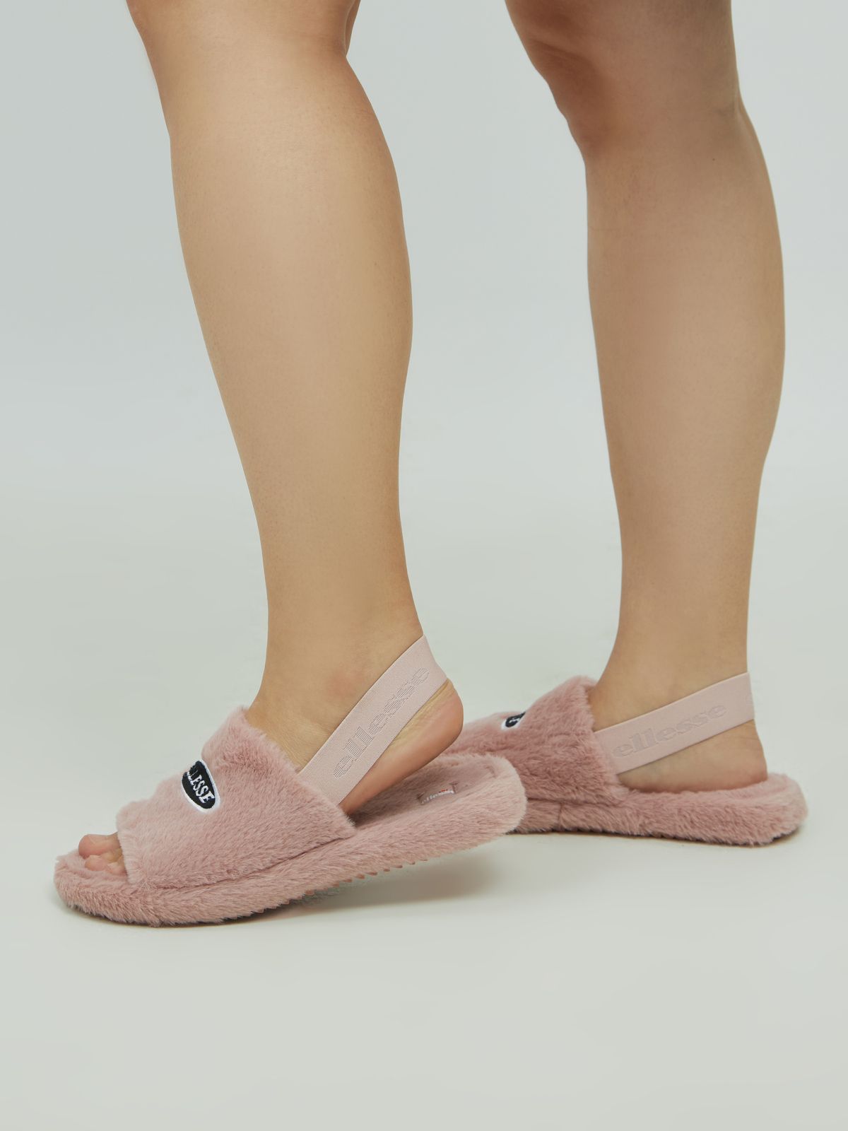 Faux fur slippers in pink