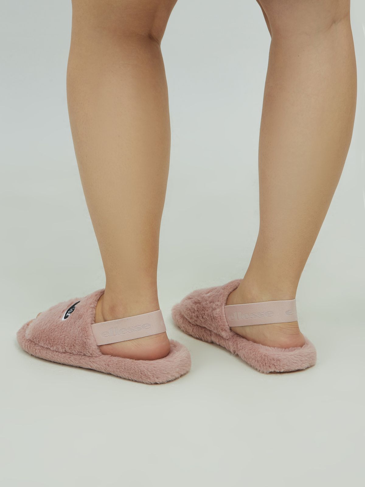 Faux fur slippers in pink