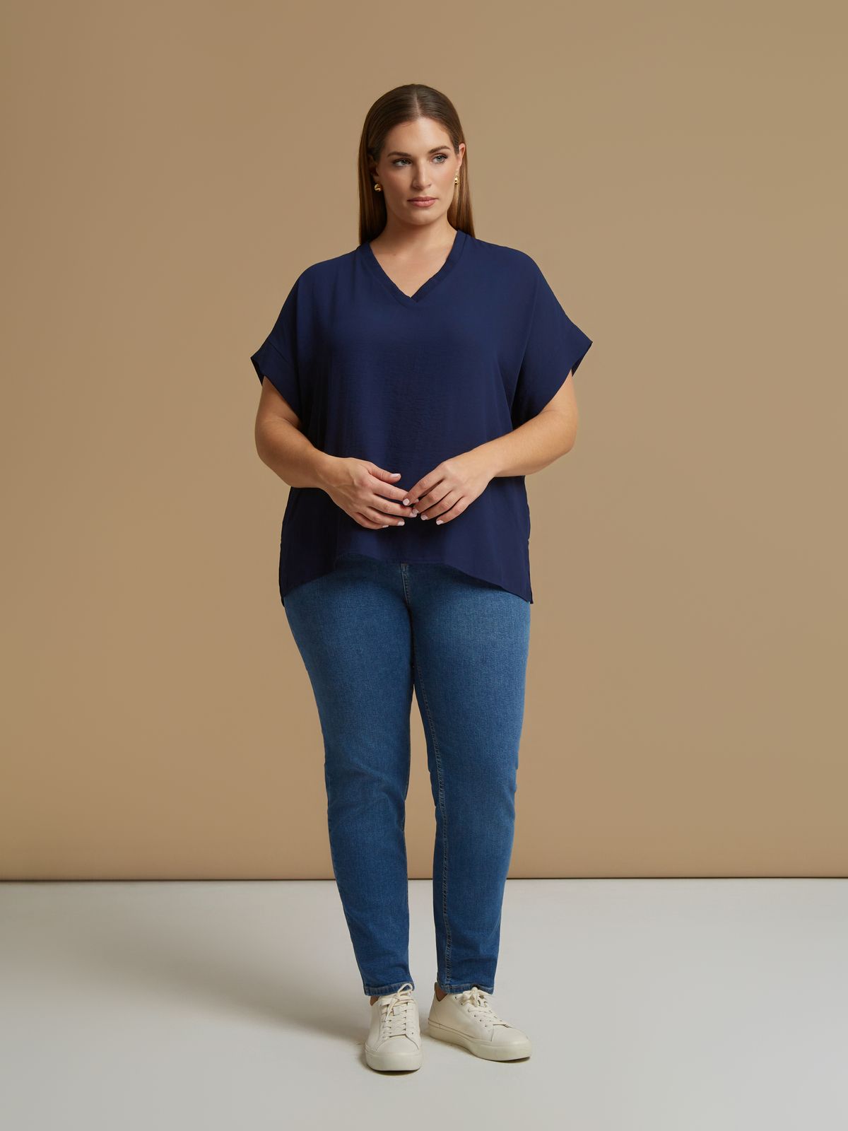 Crepe essential V-neck top