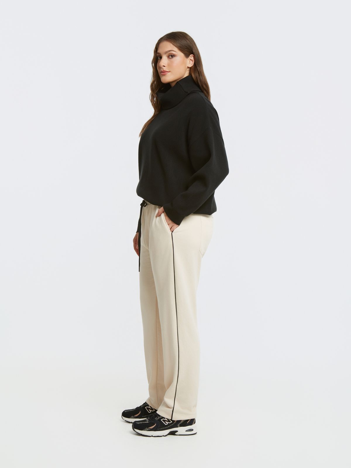 Relaxed-fit jogger pants with contrast stripe