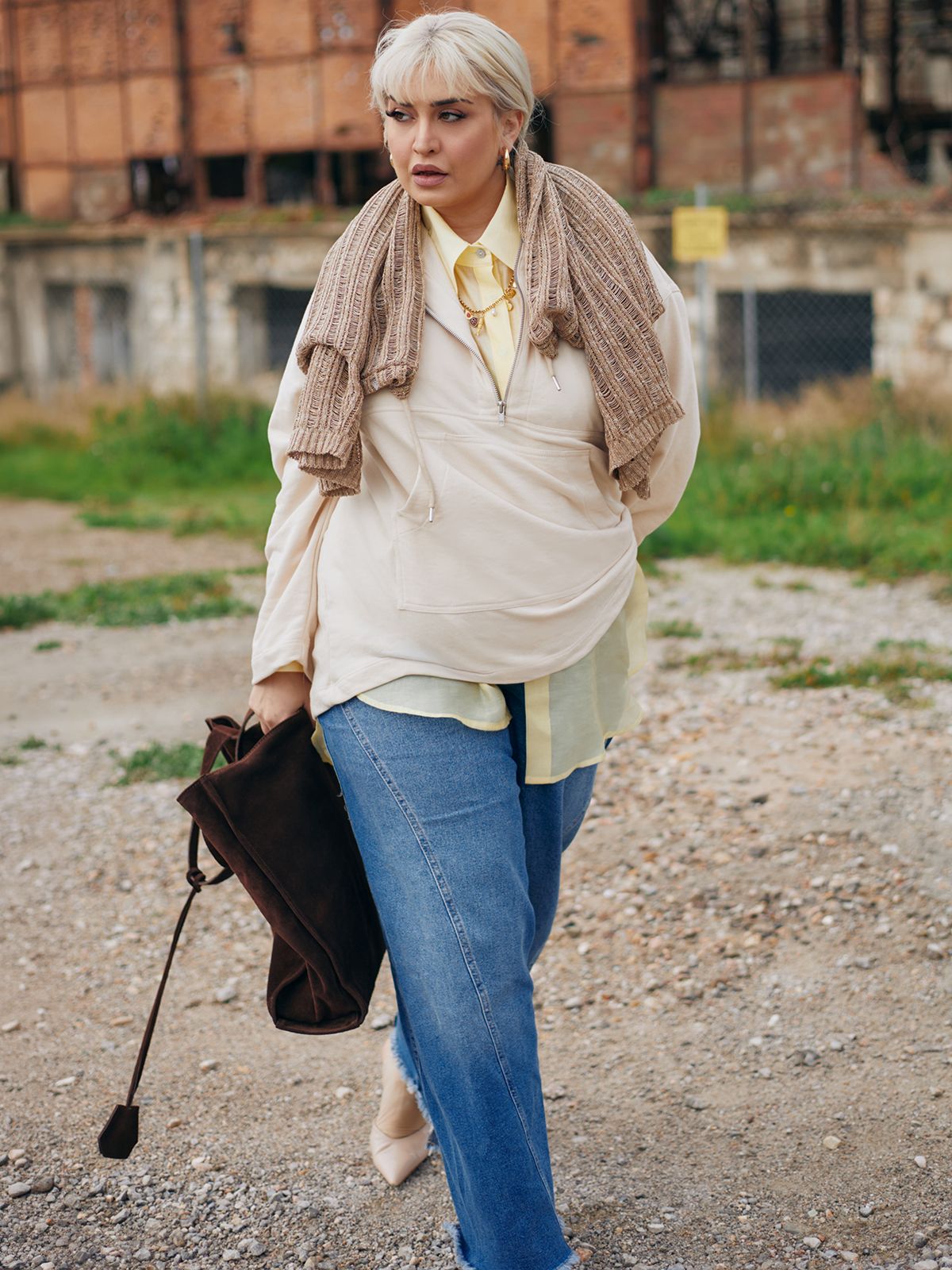  Cotton-blend half-zip hoodie, long shirt with sleeve ties, lightweight knit jumper with relaxed fit, blue barrel-leg jeans and suede leather tote bag 